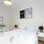 Urban Chic - Modern And Cozy - Location - Pereca