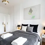 Urban Chic - Modern And Cozy - Location - Pereca *