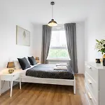 Urban Chic - Modern And Cozy - Location - Pereca Apartment