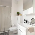 Urban Chic - Modern And Cozy - Location - Pereca