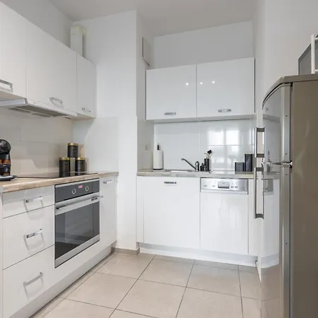 Urban Chic - Modern And Cozy - Location - Pereca *