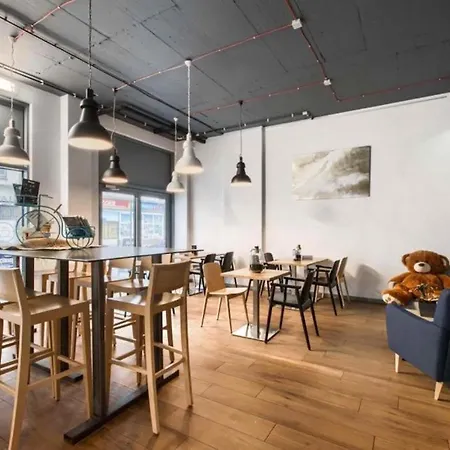 Urban Chic - Modern And Cozy - Location - Pereca