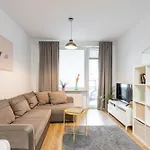 Urban Chic - Modern And Cozy - Location - Pereca