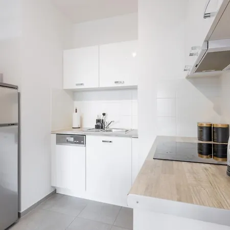 Urban Chic - Modern And Cozy - Location - Pereca Apartment