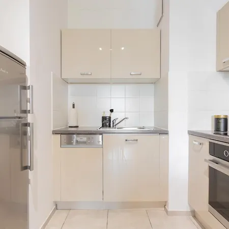 Urban Chic - Modern And Cozy - Location - Pereca